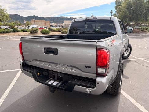 Used 2018 Toyota Tacoma TRD Sport AWD/4WD image 17