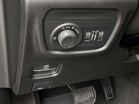 Used 2023 Jeep Grand Cherokee Altitude image 12