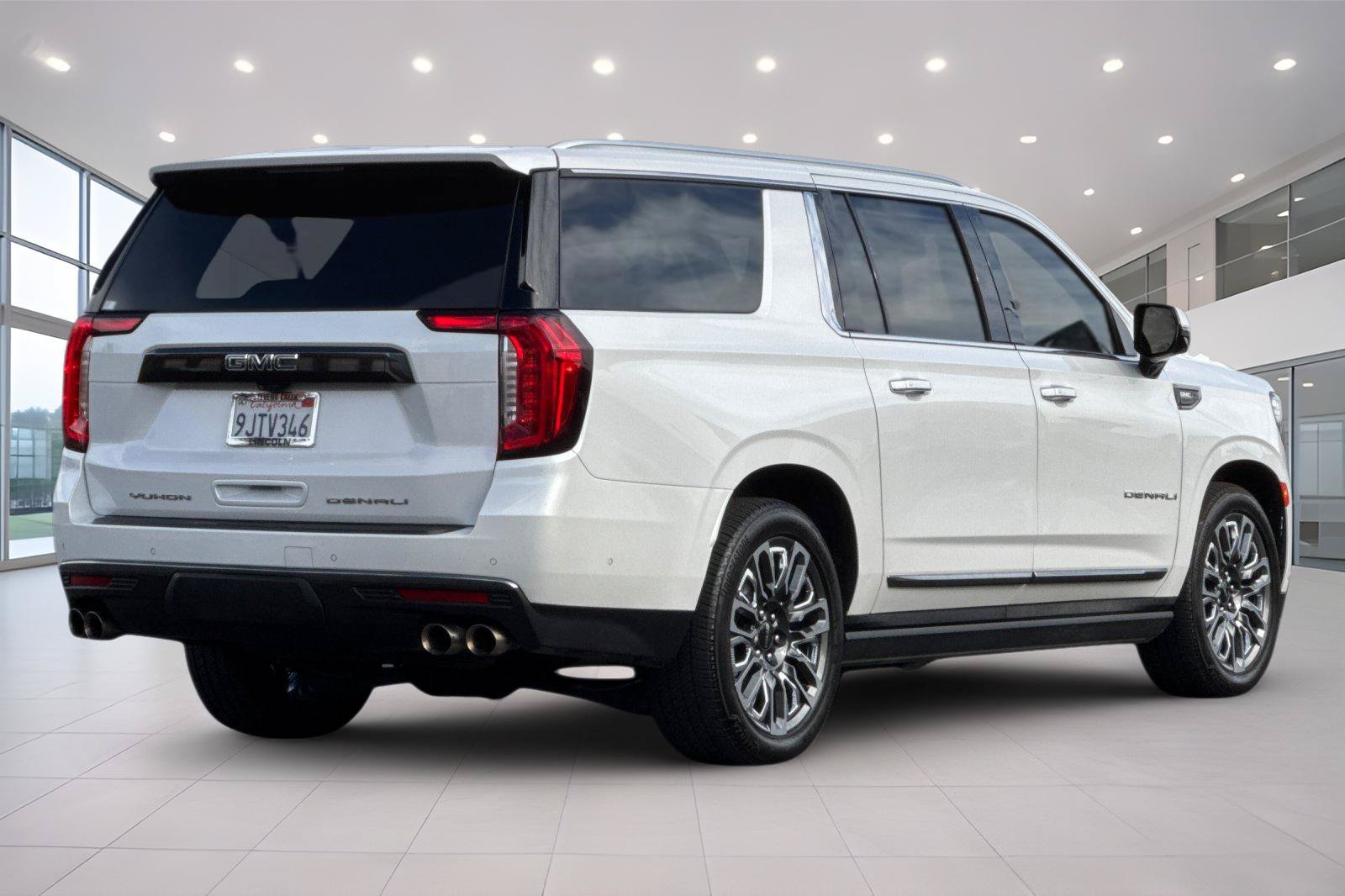 Used 2023 GMC Yukon XL Denali Ultimate AWD/4WD image 4