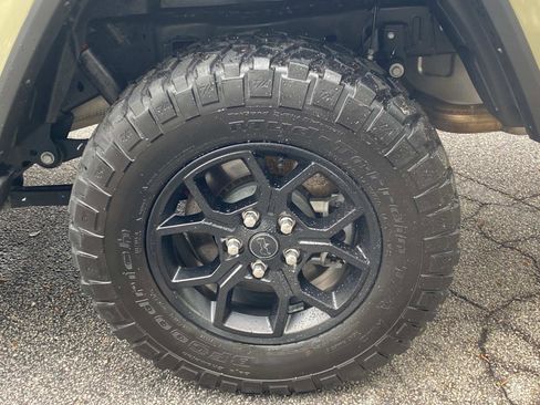 Used 2025 Jeep Gladiator Sport AWD/4WD image 15