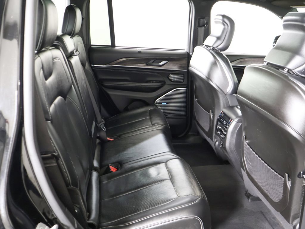 Used 2022 Jeep Grand Cherokee Overland w/ Luxury Tech Group IV AWD/4WD image 41