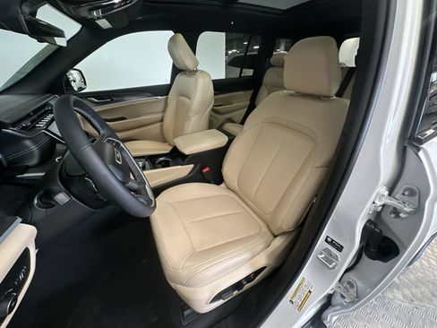 Used 2025 Jeep Grand Cherokee Limited AWD/4WD image 12