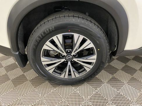 Used 2023 Nissan Rogue SV image 8