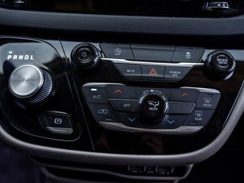 Used 2022 Chrysler Voyager LX FWD image 20