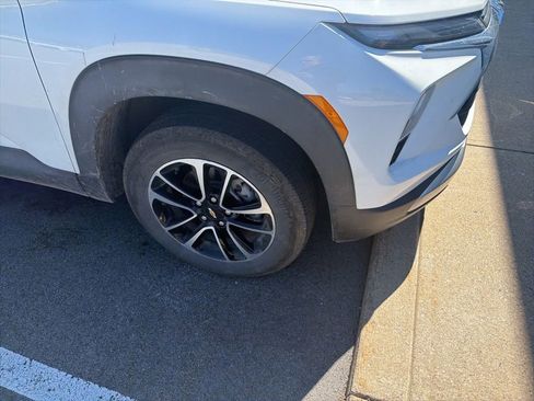 Used 2024 Chevrolet TrailBlazer LT w/ LT Cold Weather Package image 2