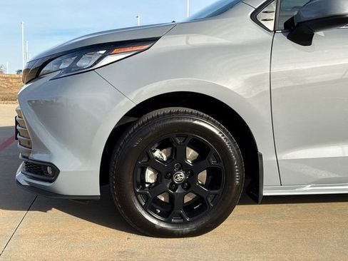 Used 2025 Toyota Sienna XLE Woodland Edition AWD/4WD image 5