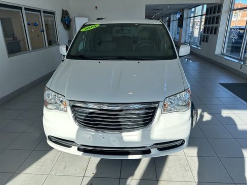 Used 2016 Chrysler Town & Country Touring image 2