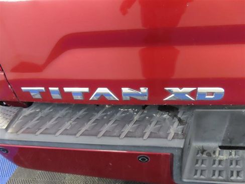 Used 2017 Nissan Titan SV image 12
