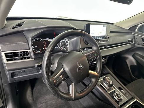 Used 2024 Mitsubishi Outlander SE image 13