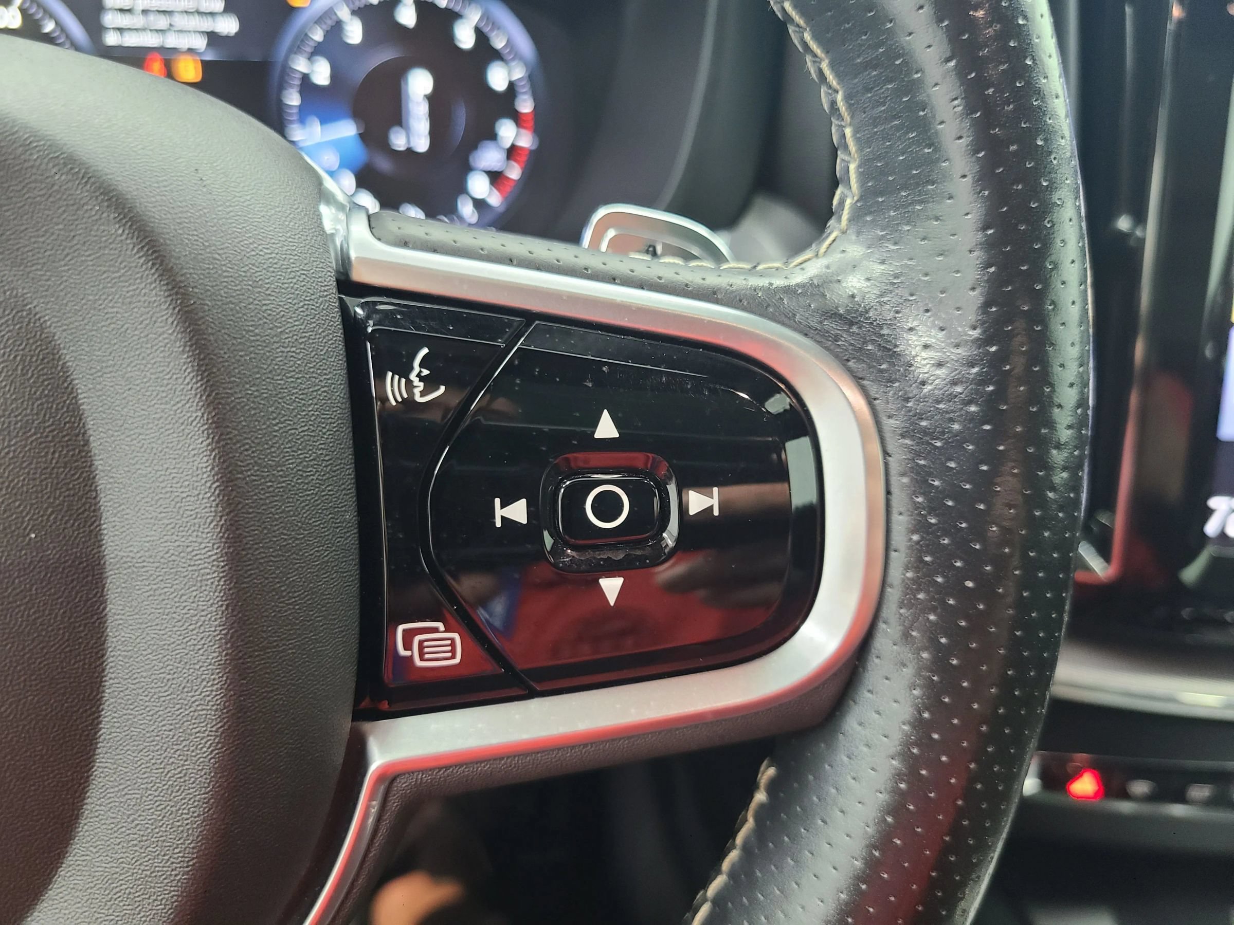 Used 2019 Volvo XC60 T5 R-Design AWD/4WD image 34