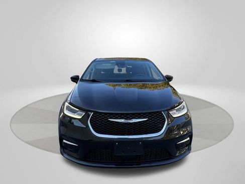 Used 2023 Chrysler Pacifica Touring-L image 2