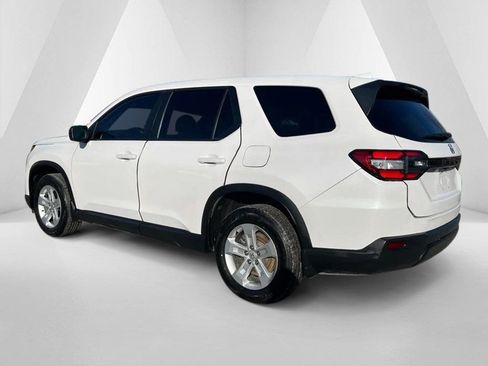 Used 2023 Honda Pilot LX image 6