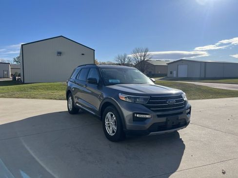 Used 2023 Ford Explorer XLT image 3