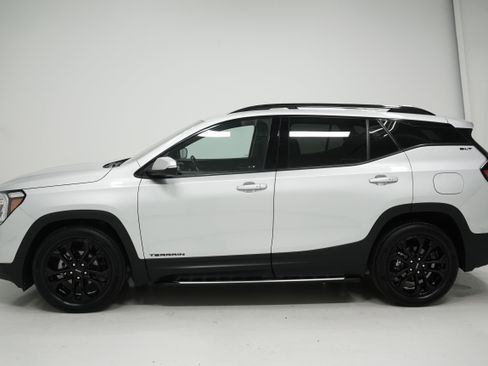 Used 2022 GMC Terrain SLT w/ LPO, 'HIT The Road' Package image 7