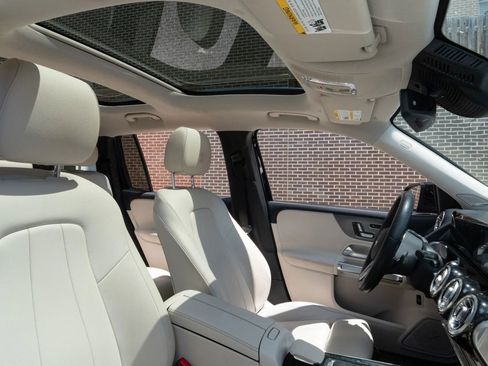 Used 2021 Mercedes-Benz GLB 250 4MATIC w/ Premium Package image 9