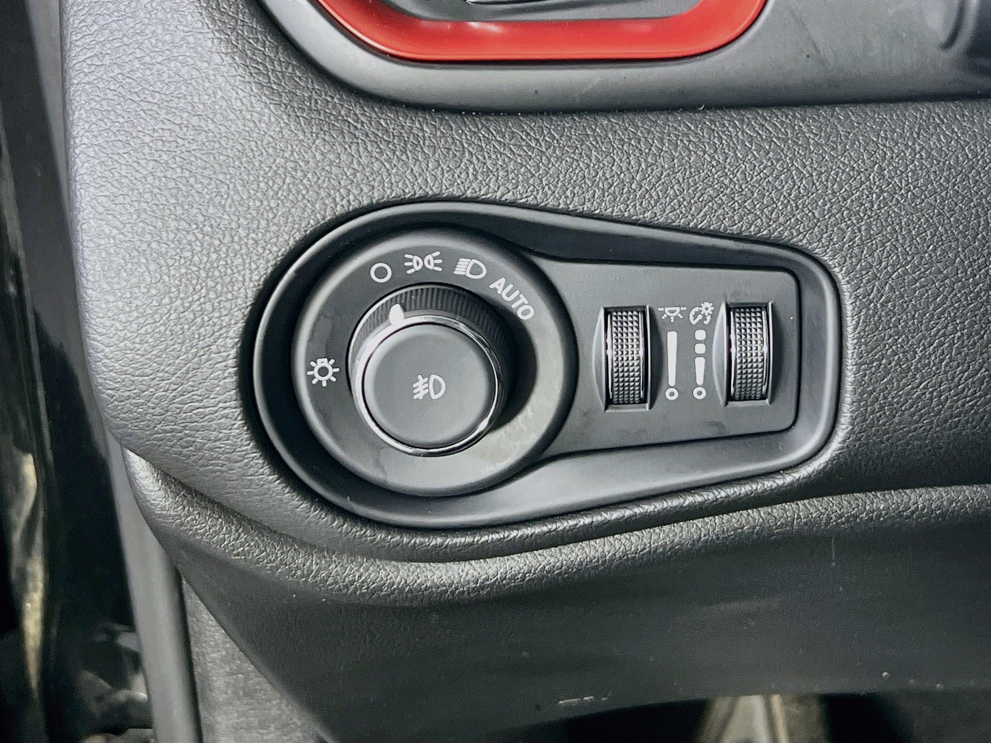 Used 2023 Jeep Renegade Trailhawk w/ Trailhawk Elite Group AWD/4WD image 10
