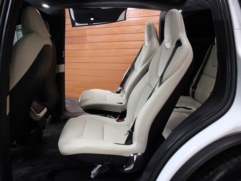 Used 2023 Tesla Model X image 7