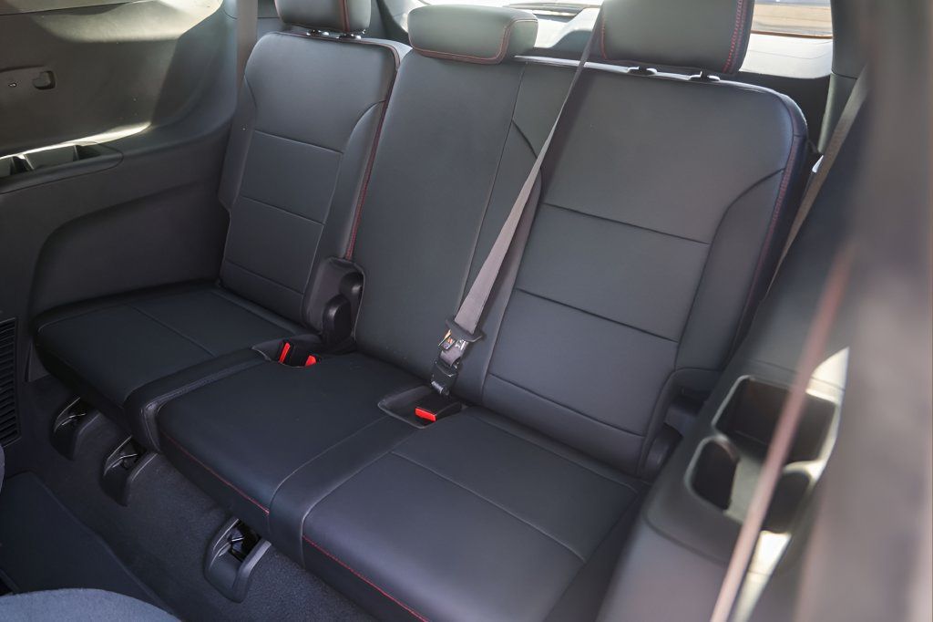 Used 2025 Chevrolet Traverse RS FWD image 24