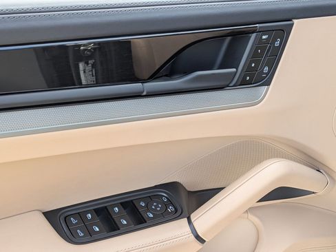 Certified 2025 Porsche Cayenne Coupe image 15