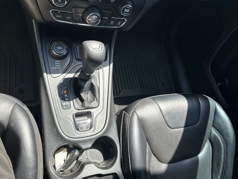 Used 2022 Jeep Cherokee Latitude Lux w/ Sun & Sound Group AWD/4WD image 15