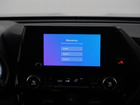 Used 2025 Toyota Highlander XSE AWD/4WD image 16