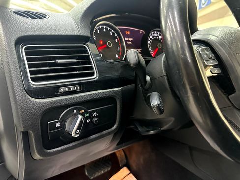 Used 2015 Volkswagen Touareg Sport image 19