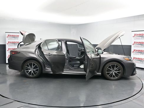 Used 2024 Toyota Camry SE image 39