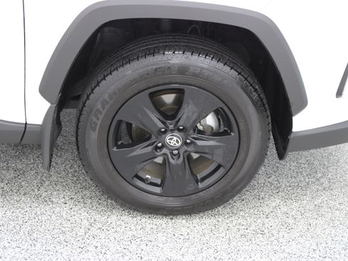 Used 2025 Toyota RAV4 XLE FWD image 5