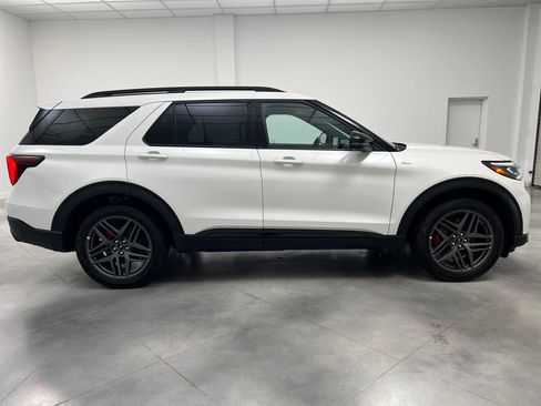 Used 2025 Ford Explorer ST-Line w/ ST-Line Street Pack image 8