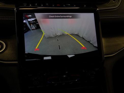 Used 2024 Jeep Grand Cherokee Limited w/ Black Appearance Package AWD/4WD image 33