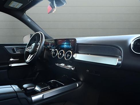 Used 2021 Mercedes-Benz GLB 250 4MATIC w/ Premium Package image 30