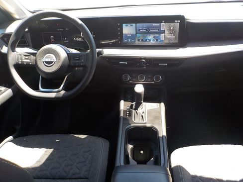Used 2025 Nissan Kicks SV FWD image 11