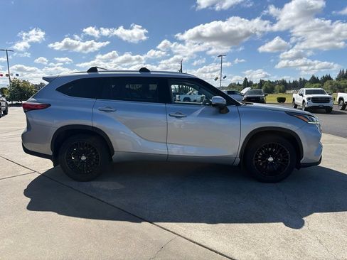 Used 2020 Toyota Highlander Limited AWD/4WD image 5