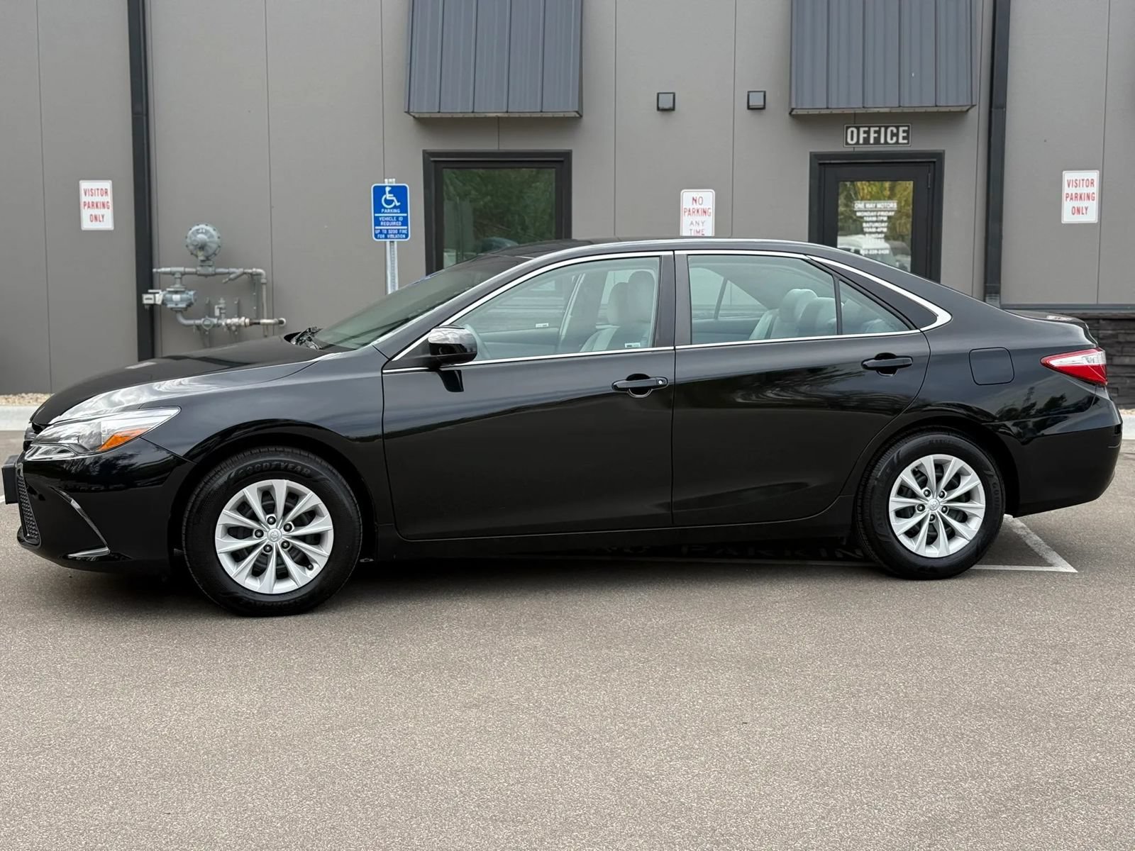 Used 2015 Toyota Camry LE FWD image 2