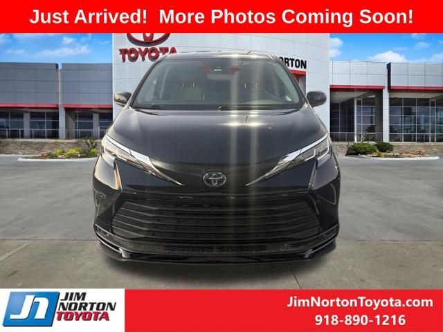 Used 2022 Toyota Sienna LE FWD image 2