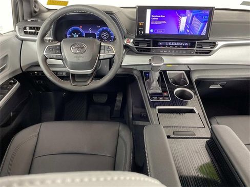 Used 2025 Toyota Sienna XSE image 17