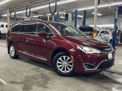 Used 2018 Chrysler Pacifica Touring-L w/ Advanced Safetytec Group image 2