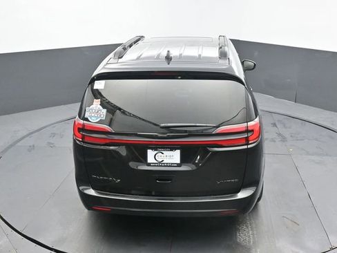 Used 2025 Chrysler Pacifica Limited image 48