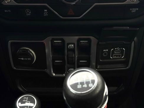 Used 2018 Jeep Wrangler Unlimited Sahara image 35