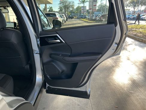 New 2025 Mitsubishi Outlander SE image 33