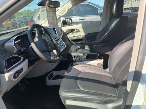 Used 2024 Chrysler Pacifica Touring-L w/ Road Tripper Package FWD image 8