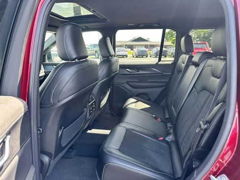 Used 2025 Jeep Grand Cherokee Altitude AWD/4WD image 9
