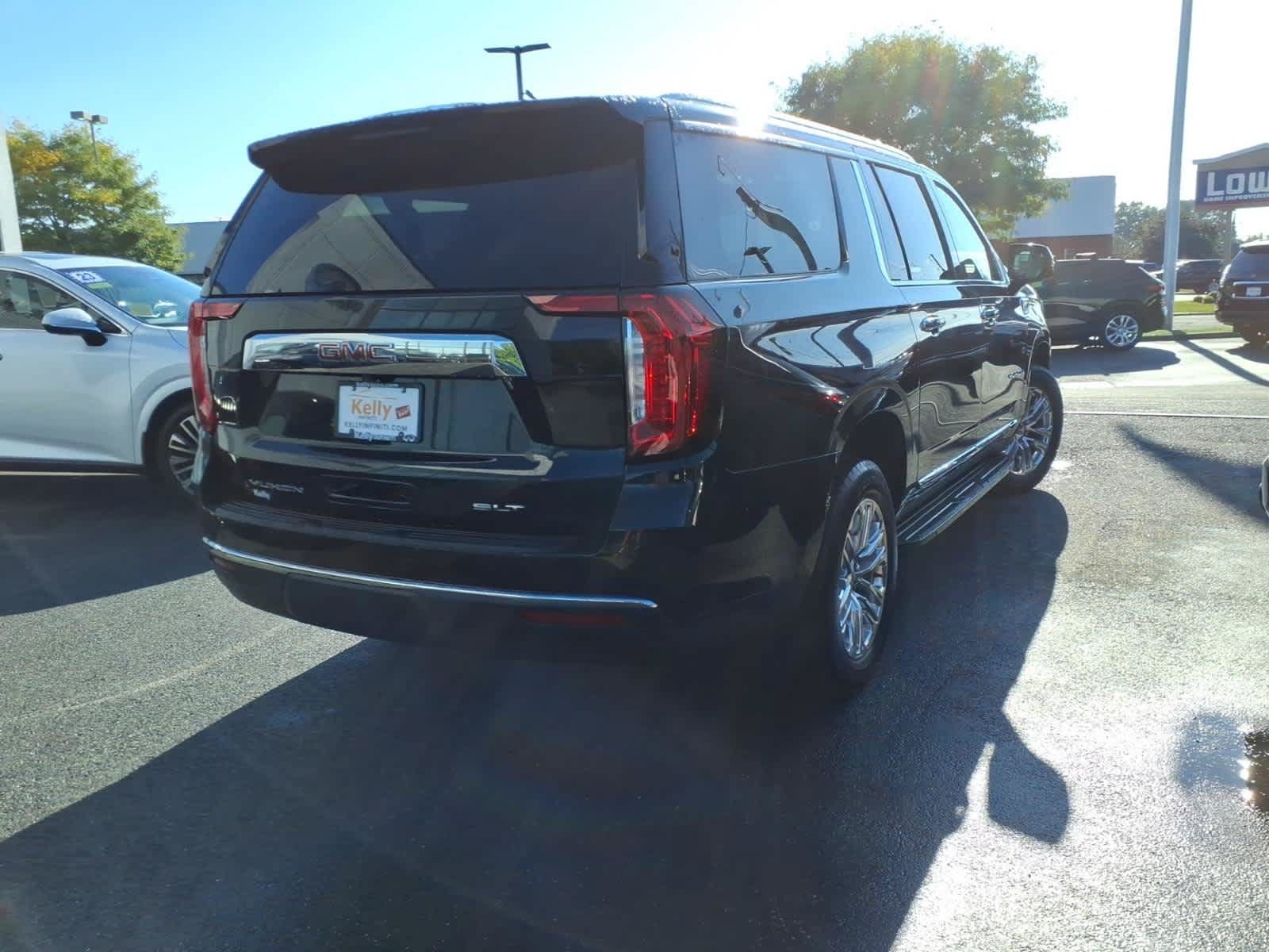 Used 2023 GMC Yukon XL SLT w/ SLT Premium Package AWD/4WD image 4