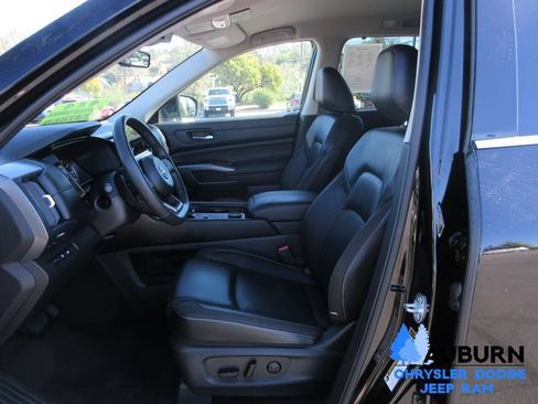Used 2024 Nissan Pathfinder SL AWD/4WD image 11