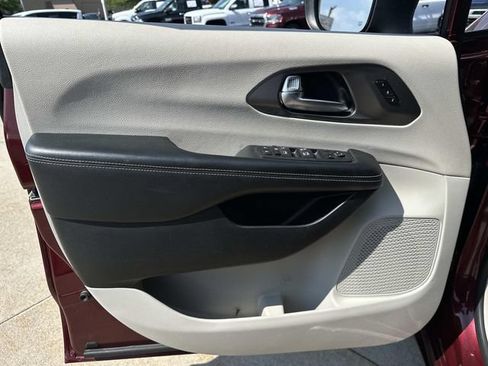 Used 2023 Chrysler Pacifica Touring-L FWD image 8