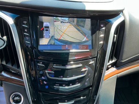 Used 2020 Cadillac Escalade ESV Luxury AWD/4WD image 25