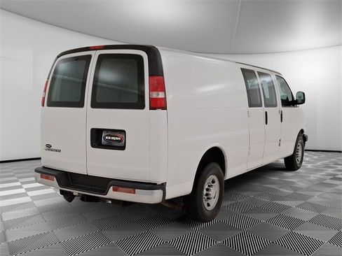 Used 2017 Chevrolet Express 3500 Extended image 3