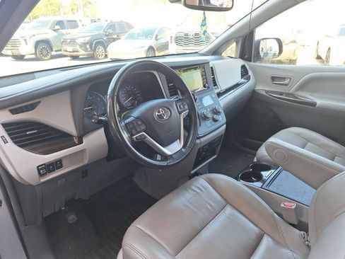 Used 2019 Toyota Sienna XLE Premium image 9