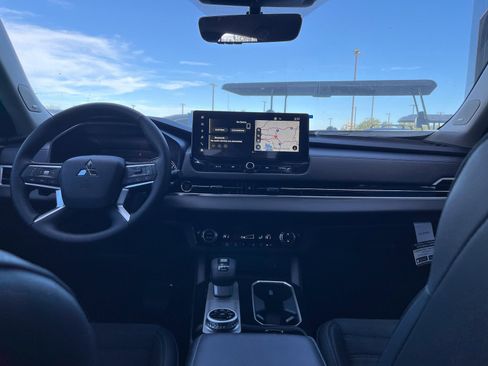 New 2025 Mitsubishi Outlander SE image 18