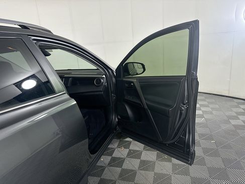 Used 2018 Toyota RAV4 LE FWD image 29